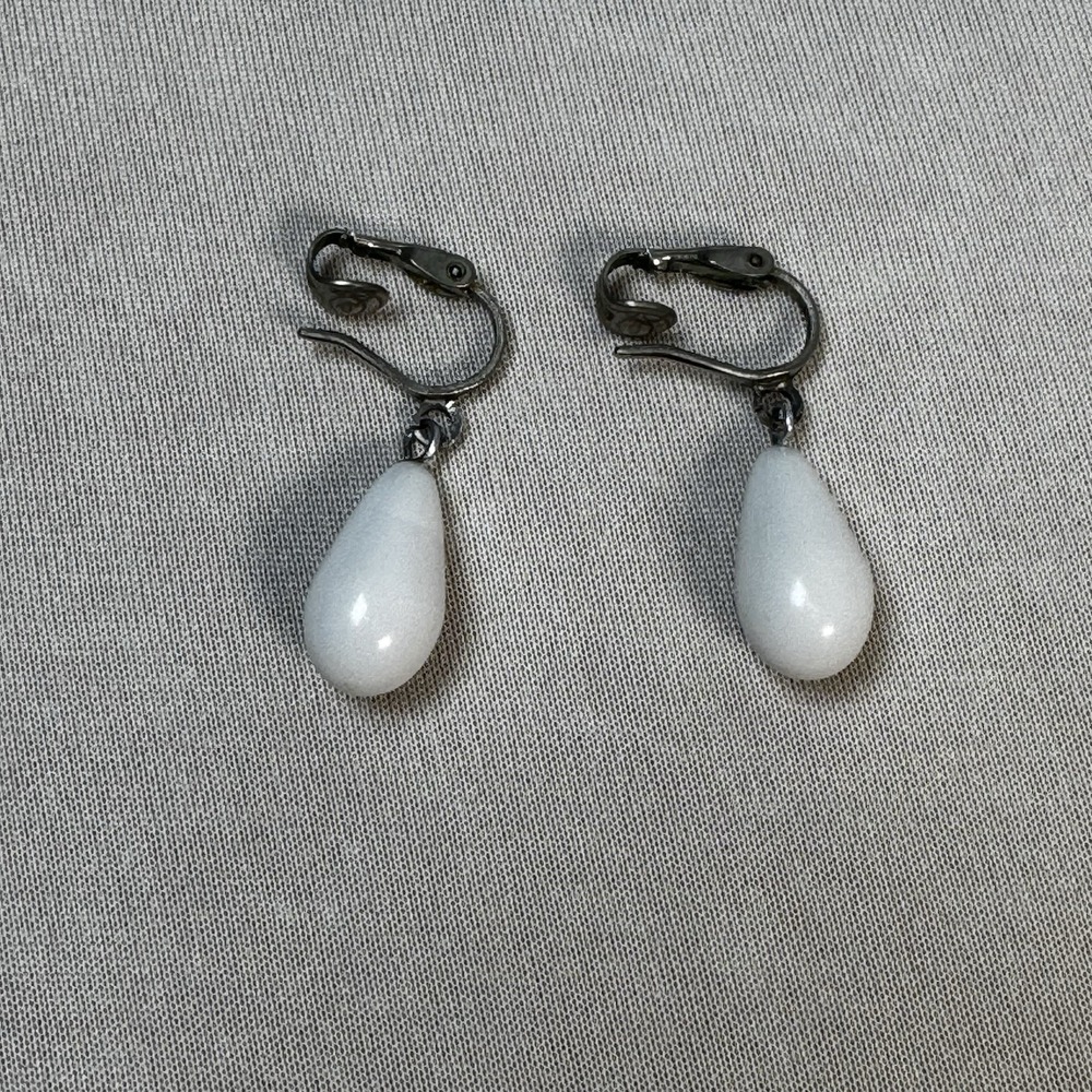 White Tear Drop faux pearl AVON Earrings silver‎